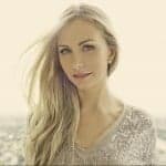 Carrie Mantha headshot